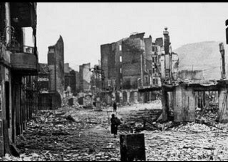 fotografia de Guernica després dels bombardeijos